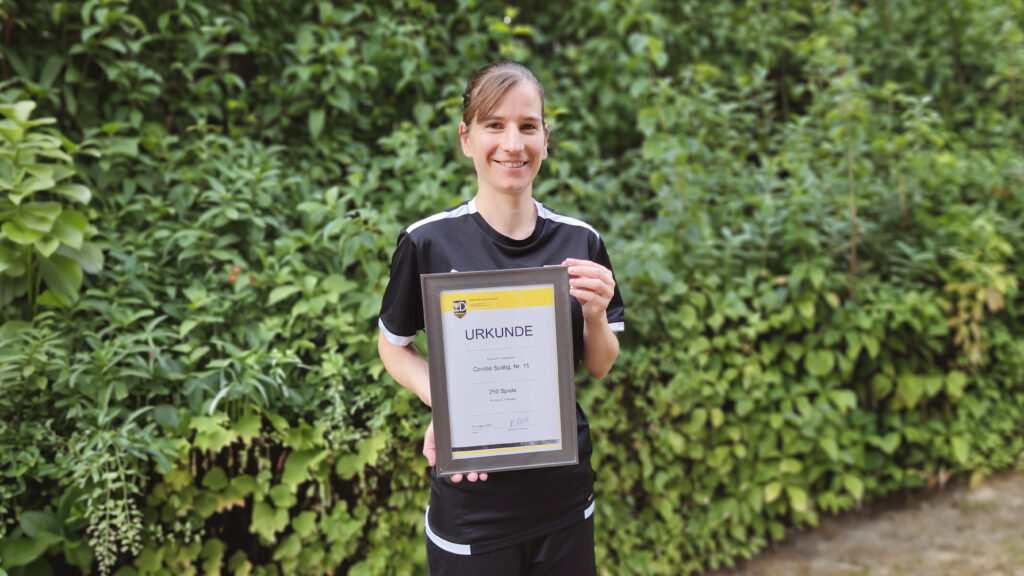 Coralie Spätig mit Urkunde 250 Spiele